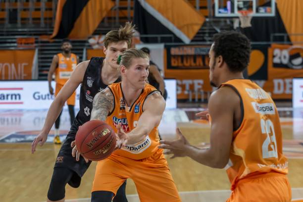 库里生涯第6次单赛季命中300+三分球 其余球员未超过1次