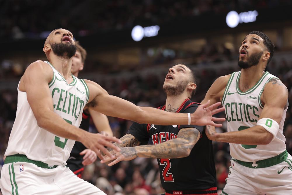 吉迪传越骑士防线，展现卓越传球技巧（吉迪穿透骑士防线，尽展精湛传球功力）